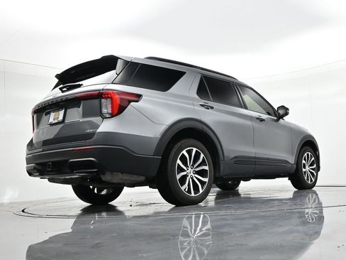 Used 2025 Ford Explorer ST-Line image 23