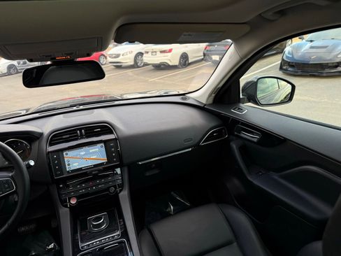 Used 2018 Jaguar F-PACE Premium image 26