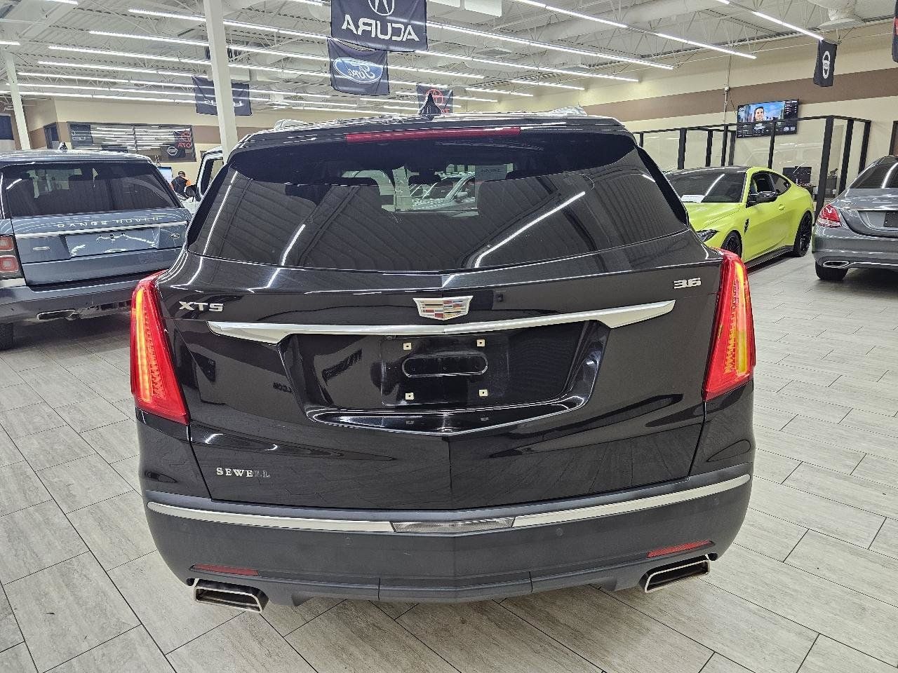 Used 2017 Cadillac XT5 Premium Luxury w/ LPO, Wheel Lock Package FWD image 8