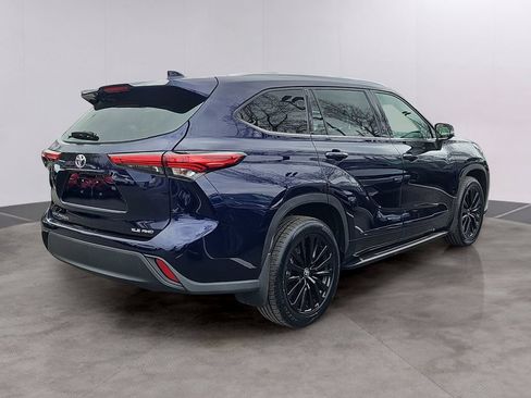 Used 2022 Toyota Highlander XLE AWD/4WD image 4