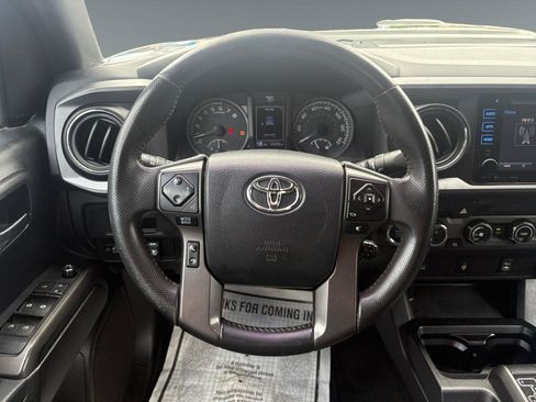 Used 2017 Toyota Tacoma TRD Sport AWD/4WD image 10
