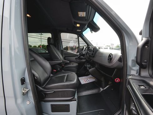 Used 2024 Mercedes-Benz Sprinter 2500 image 34