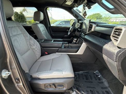 Used 2025 Toyota Tundra SR5 w/ SR5 Premium Package AWD/4WD image 38