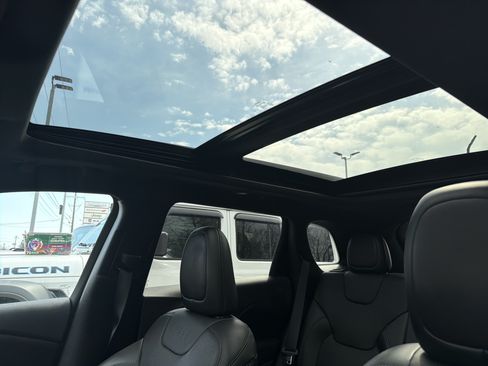 Used 2019 Jeep Cherokee High Altitude AWD/4WD image 19