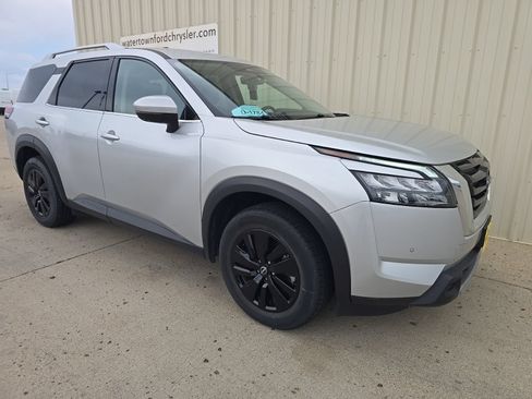 Used 2025 Nissan Pathfinder SL AWD/4WD image 2