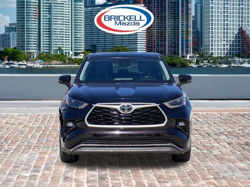 Used 2022 Toyota Highlander LE image 2