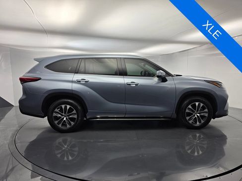Used 2022 Toyota Highlander XLE FWD image 3