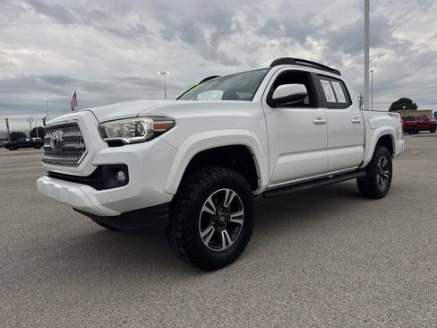 Used 2017 Toyota Tacoma SR5 AWD/4WD image 2