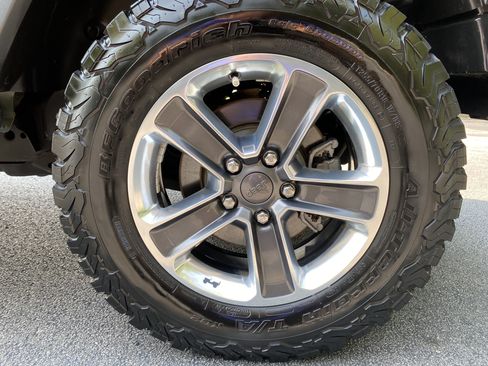 Used 2021 Jeep Wrangler Unlimited Sahara AWD/4WD image 12