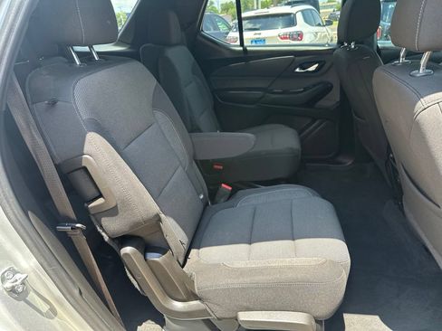 Used 2022 Chevrolet Traverse LT FWD image 24