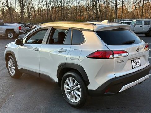 Used 2024 Toyota Corolla Cross LE image 8