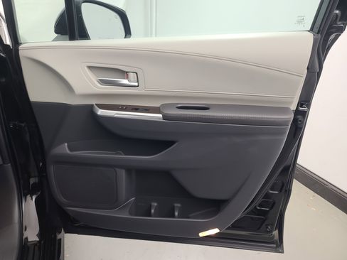 Used 2024 Toyota Sienna XLE image 12
