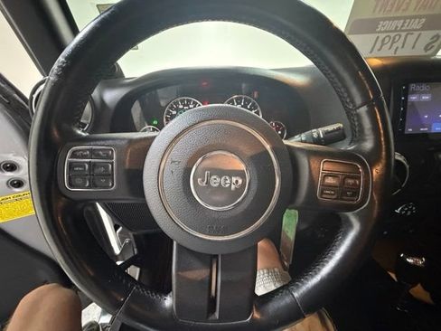Used 2014 Jeep Wrangler Unlimited Sahara w/ Connectivity Group AWD/4WD image 17