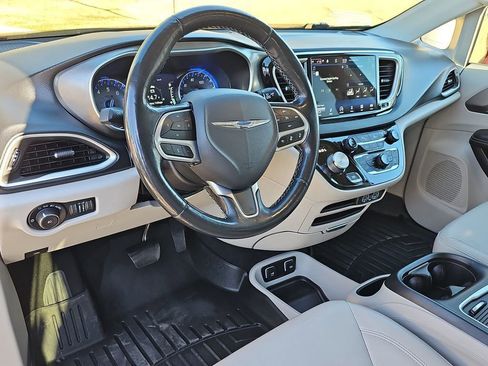 Used 2021 Chrysler Pacifica Touring-L image 21