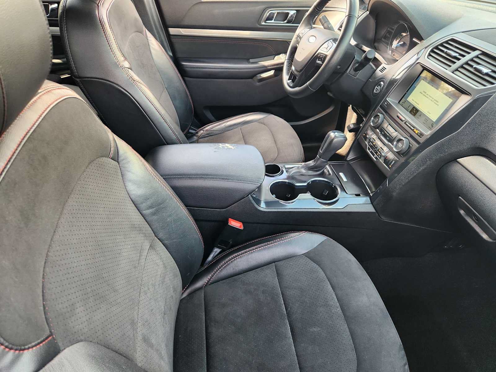 Used 2018 Ford Explorer XLT w/ Equipment Group 202A FWD image 13
