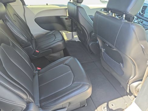 Used 2024 Chrysler Pacifica Touring-L FWD image 11