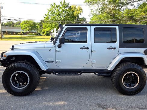 Used 2010 Jeep Wrangler Unlimited Sahara w/ Dual Top Group AWD/4WD image 9