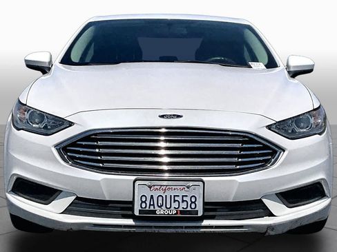 Used 2017 Ford Fusion SE w/ Fusion SE Technology Package FWD image 3