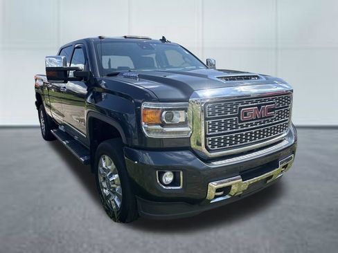 Used 2018 GMC Sierra 2500 Denali w/ Duramax Plus Package AWD/4WD image 5