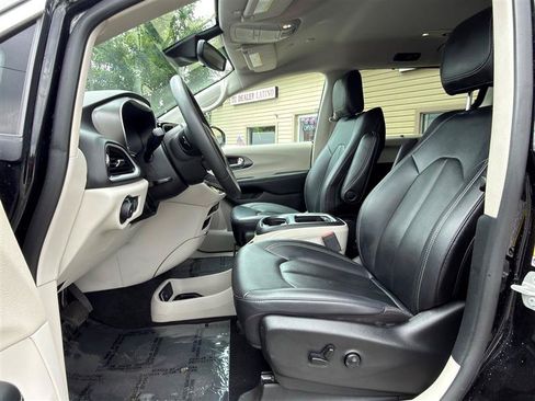 Used 2024 Chrysler Pacifica Touring-L FWD image 19