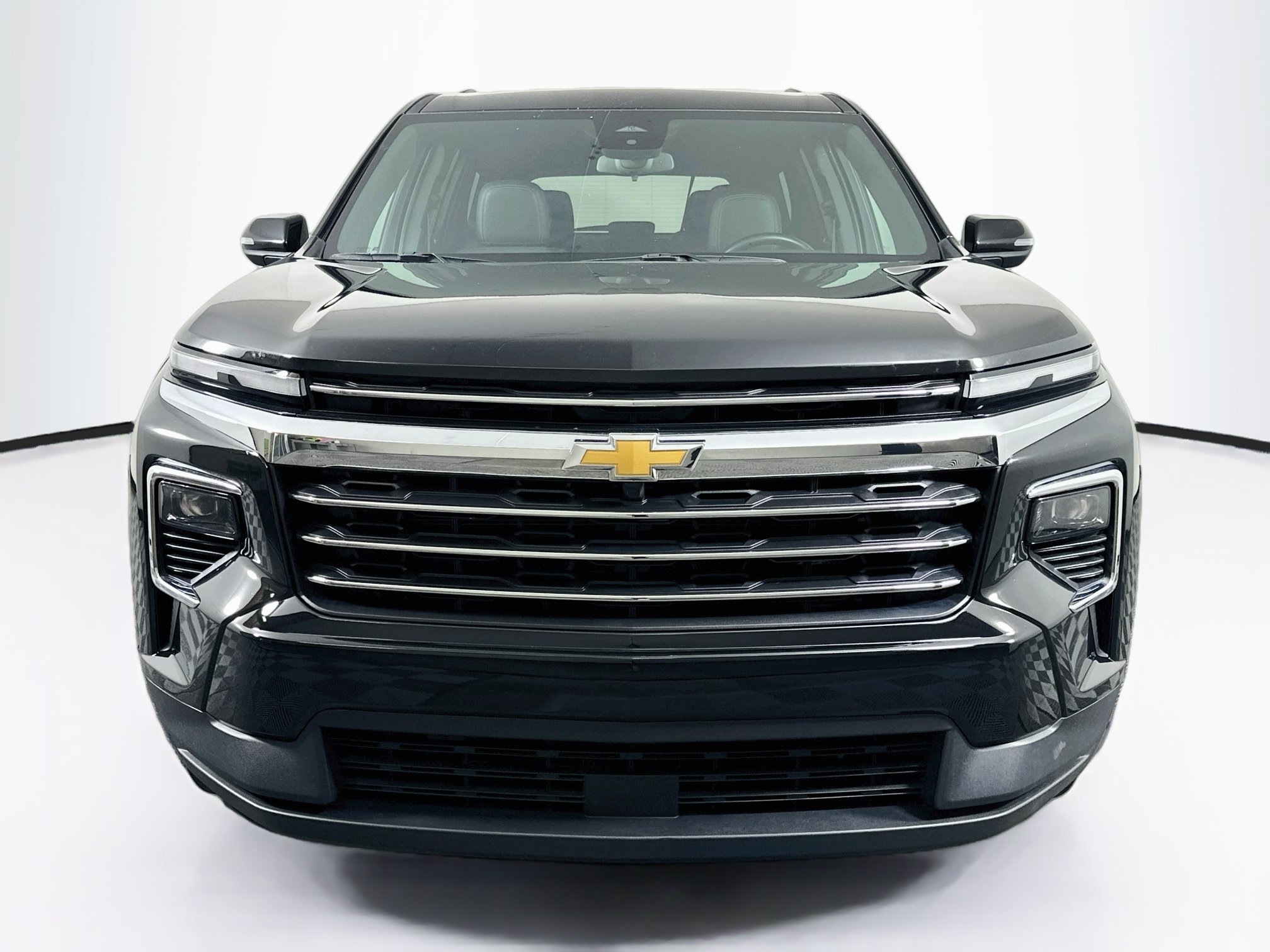 Used 2025 Chevrolet Traverse LT FWD image 2