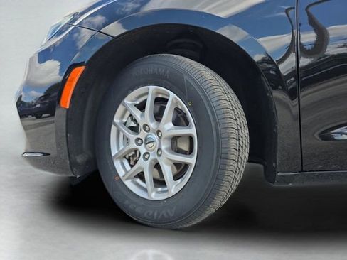 Certified 2024 Chrysler Pacifica Touring-L image 39