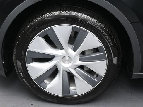 Used 2024 Tesla Model Y Long Range AWD/4WD image 36