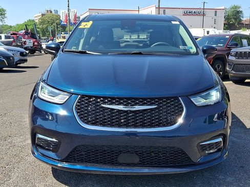Used 2023 Chrysler Pacifica Touring-L FWD image 2