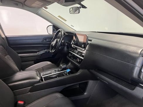 Used 2024 Nissan Pathfinder SV FWD image 12