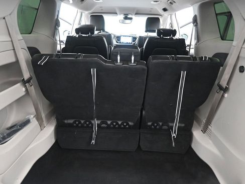 Used 2024 Chrysler Pacifica Touring-L image 17