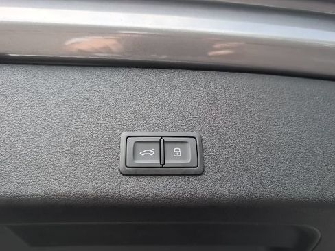 Used 2021 Audi e-tron Premium Plus w/ Premium Plus Package AWD/4WD image 28