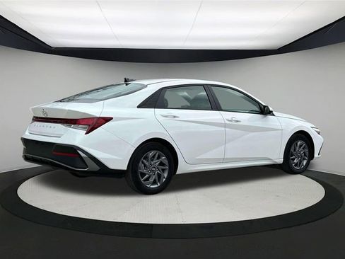 New 2024 Hyundai Elantra SEL image 8