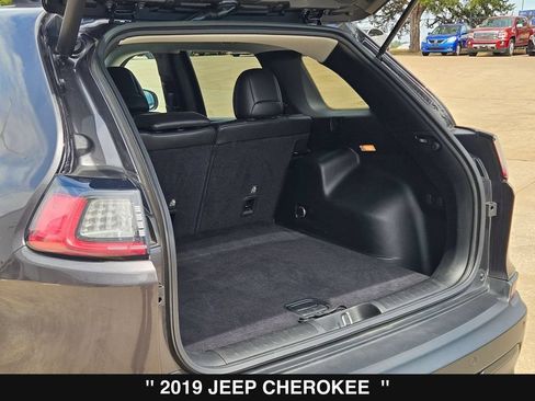Used 2019 Jeep Cherokee Latitude Plus w/ Comfort/Convenience Group FWD image 33