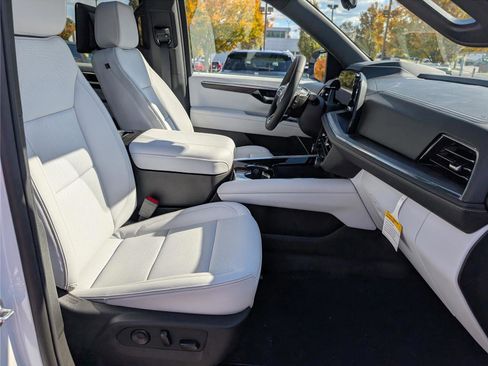 New 2026 Chevrolet Suburban Premier image 7