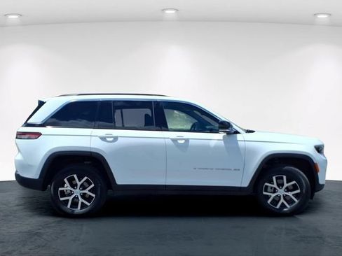 Used 2025 Jeep Grand Cherokee Limited AWD/4WD image 7