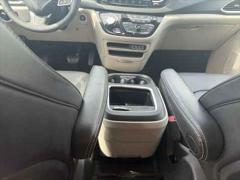 Used 2023 Chrysler Pacifica Touring-L FWD image 12