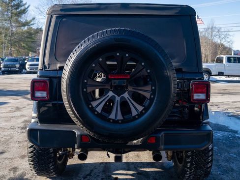 Used 2018 Jeep Wrangler Unlimited Sahara image 5