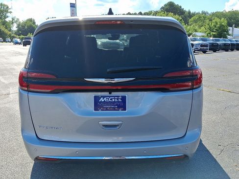 New 2026 Chrysler Pacifica Select image 5