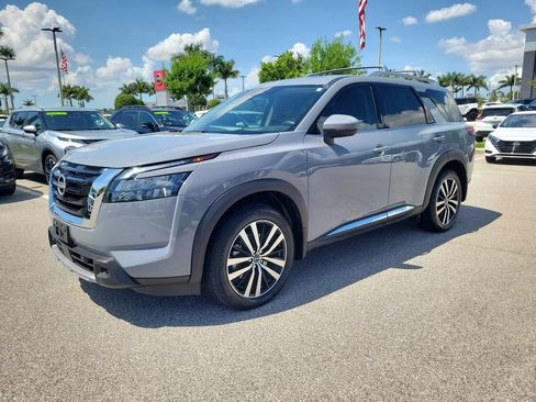 Used 2025 Nissan Pathfinder Platinum FWD image 5