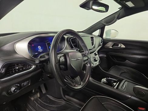 Used 2022 Chrysler Pacifica Limited w/ Uconnect Theater Family Group image 14