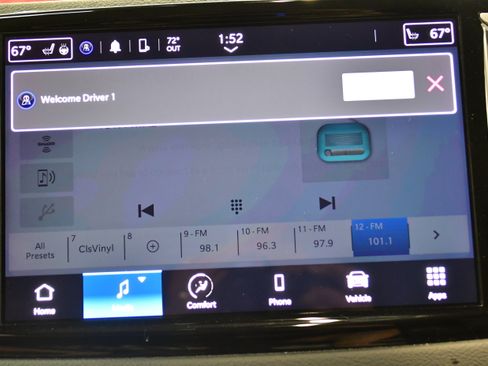 Used 2023 Chrysler Pacifica Touring-L FWD image 27