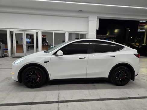 Used 2023 Tesla Model Y Long Range image 3