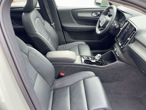 Certified 2025 Volvo XC40 B5 Plus image 24