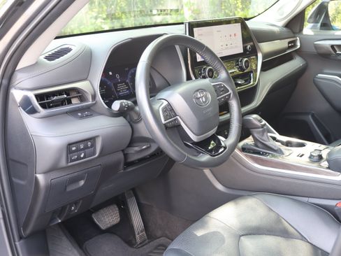 Certified 2024 Toyota Highlander Limited AWD/4WD image 32