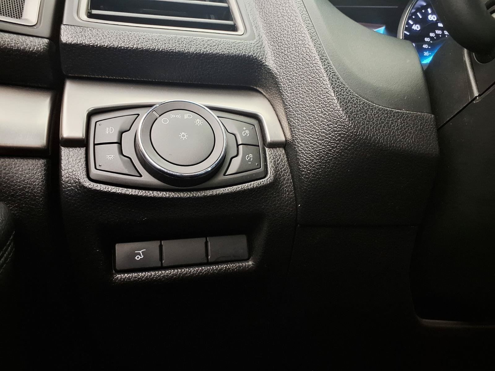 Used 2018 Ford Explorer XLT w/ Equipment Group 201A FWD image 17