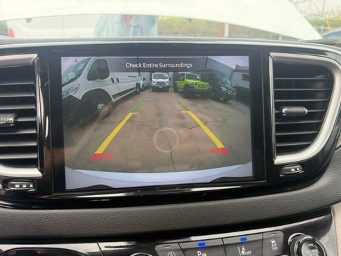 Used 2024 Chrysler Pacifica Touring-L FWD image 23