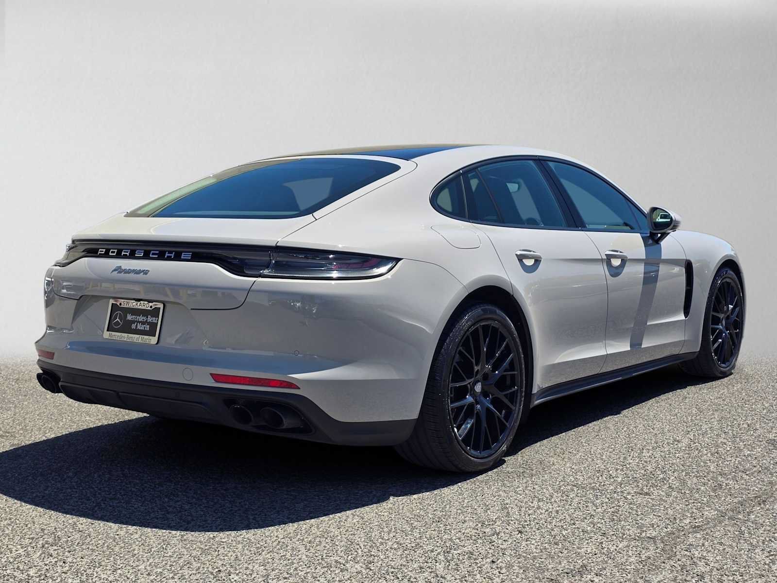 Used 2023 Porsche Panamera RWD image 3