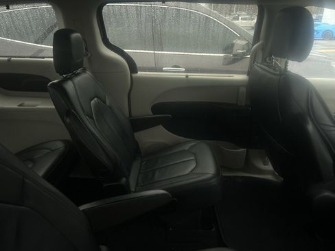 Used 2017 Chrysler Pacifica Touring-L image 4