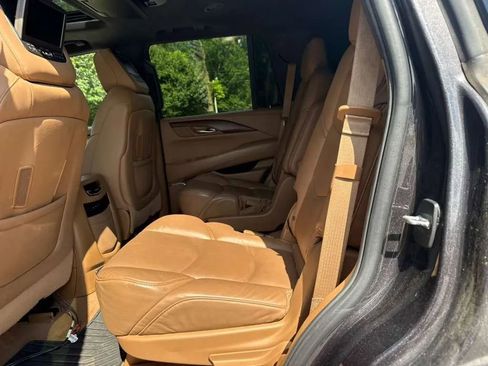 Used 2017 Cadillac Escalade Platinum AWD/4WD image 11