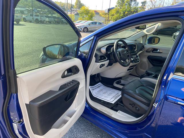 Used 2020 Chrysler Pacifica Touring-L FWD image 12